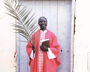 Don Luka Jomo, sacerdote, p&aacute;rroco en la ciudad asediada de El Fasher, en Darfur (Sud&aacute;n occidental), muri&oacute; al ser alcanzado por la esquirla de un proyectil de artiller&iacute;a que lo mat&oacute; junto con otros dos j&oacute;venes, el 13 de junio. 