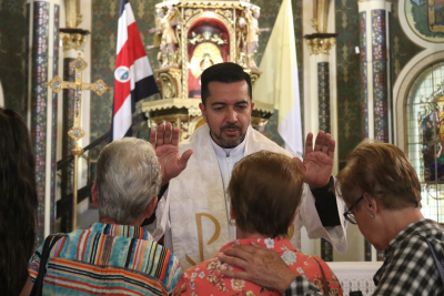 Detalles como presentar a los ni&ntilde;os a La Negrita y bendecir a las embarazadas son parte de los gestos de acogida.