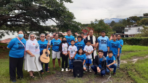 Todos los sábados de 9:00 a.m. a 1:30 p.m. un grupo de voluntarios llega para transmitir sus conocimientos y compartir con cerca de 80 niños y jóvenes de la comunidad. 