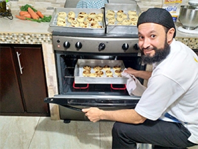 Sacerdote hace pan y tamales