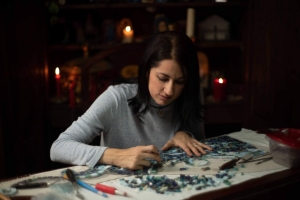 Paula Sáenz en su taller, destacada artista sacra de nuestro país.