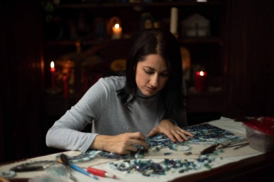 Paula S&aacute;enz en su taller, destacada artista sacra de nuestro pa&iacute;s.