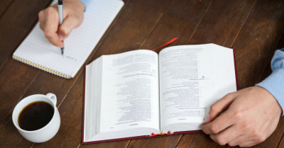 A la Escuela B&iacute;blica de San Diego van desde adolescentes hasta adultos mayores.