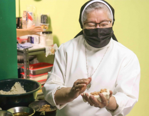 La hermana Juana María Jaimes tiene gran habilidad en la preparación de pupusas.