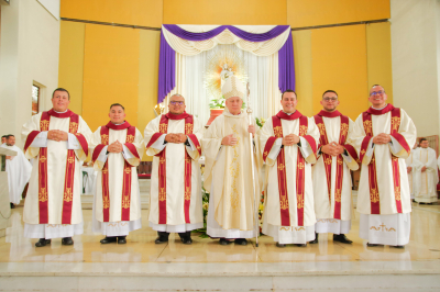El grupo junto a su obispo, Mons. Mario Enrique Quirós.
