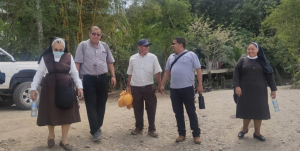 Las religiosas visitaron la comunidad de Amubri, en Talamanca, para evaluar extender su presencia en Limón. Las acompañó Mons. Javier Román y sacerdotes diocesanos.