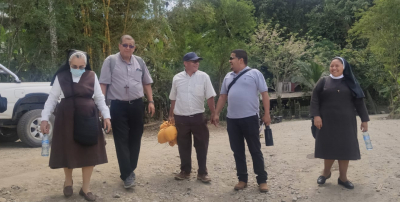 Las religiosas visitaron la comunidad de Amubri, en Talamanca, para evaluar extender su presencia en Lim&oacute;n. Las acompa&ntilde;&oacute; Mons. Javier Rom&aacute;n y sacerdotes diocesanos.