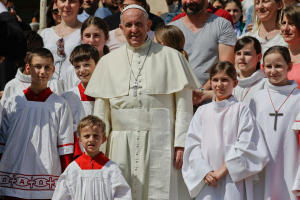 Francisco instó a los monaguillos a no avergonzarse de servir en el altar.