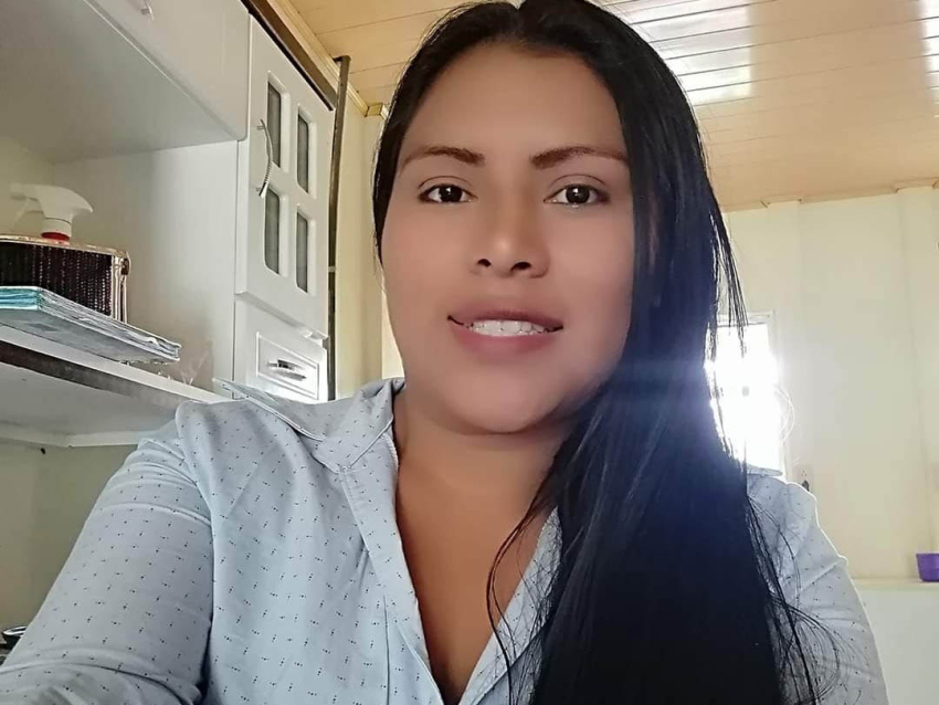 Patricia agradece la oportunidad de poder enseñar tanto en español como en cabécar.