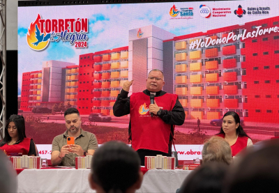 El Padre Sergio Valverde hizo el anuncio de las actividades. 