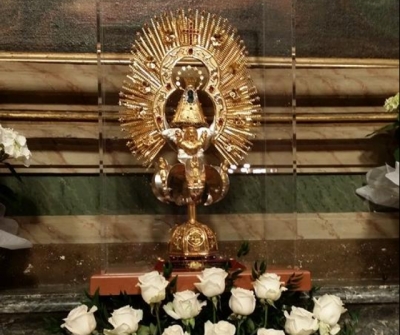 Imagen de la Virgen de los Ángeles entronizada en la parroquia pontificia de Santa Ana, en el Vaticano.