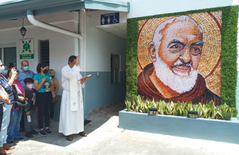 Devoto dona mural a parroquia herediana