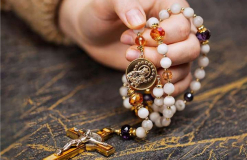 El Santo Rosario: contemplar con María el rostro de Cristo