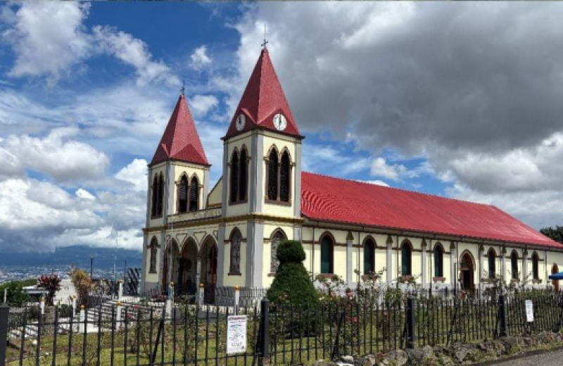 Debajo de capas de pintura encontraron tesoros escondidos en San Antonio de Escazú