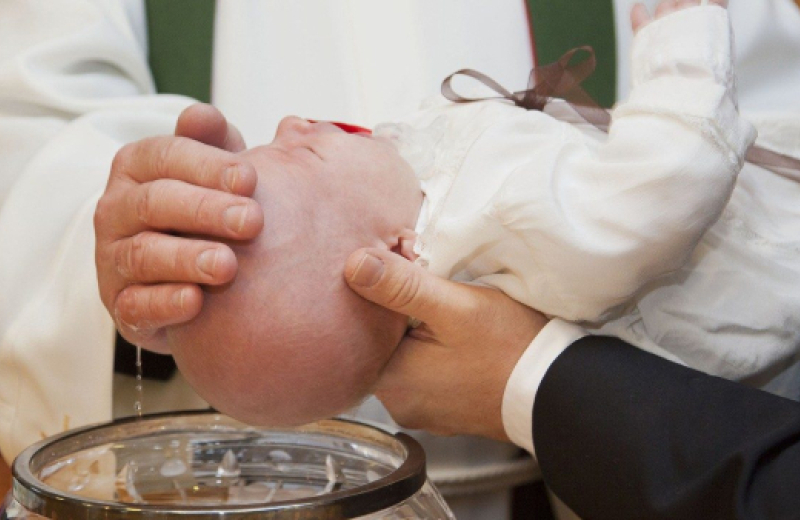 ¿Por qué se bautiza los bebés y no se espera que crezcan?